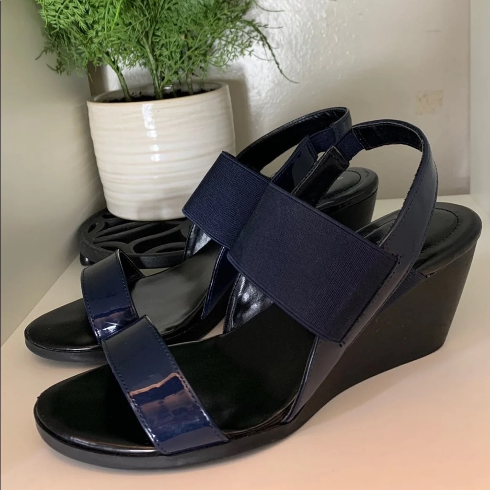 Sz 7 Bandolino Flexible Navy Abvott Sandal